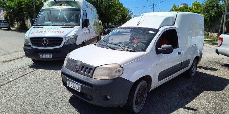 DOS MOTOCICLISTAS FUERON TRASLADADOS AL HOSPITAL CON POSIBLES FRACTURAS
