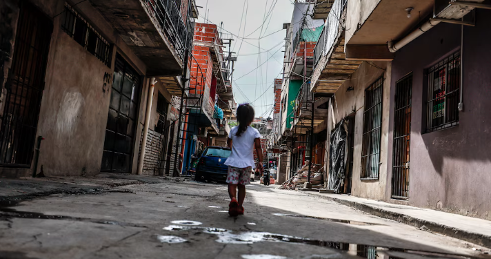 EL BANCO MUNDIAL ESPERA QUE LA POBREZA EN LA ARGENTINA SEA INFERIOR AL 50% EN EL TERCER TRIMESTRE