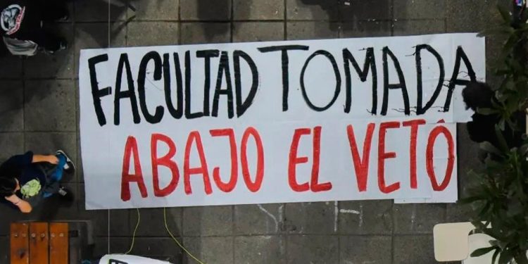 GREMIOS DOCENTES HARÁN PARO Y LOS ALUMNOS SEGUIRÁN CON LA TOMA DE UNIVERSIDADES TRAS RATIFICARSE EL VETO