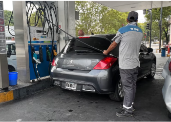 EL BARRIL DE PETRÓLEO SUPERÓ LOS USD 81: A UNA SEMANA DE LA BAJA, LAS EMPRESAS ANALIZAN VOLVER A AUMENTAR LOS COMBUSTIBLES