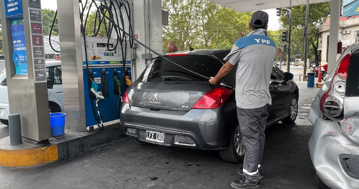 EL BARRIL DE PETRÓLEO SUPERÓ LOS USD 81: A UNA SEMANA DE LA BAJA, LAS EMPRESAS ANALIZAN VOLVER A AUMENTAR LOS COMBUSTIBLES