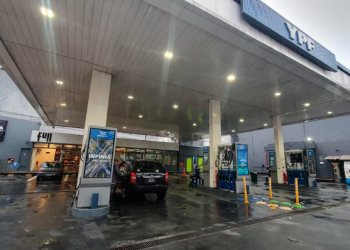 YPF ANUNCIÓ QUE BAJARÁN 1% LA NAFTA Y 2% EL GASOIL