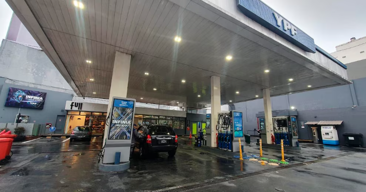 YPF ANUNCIÓ QUE BAJARÁN 1% LA NAFTA Y 2% EL GASOIL