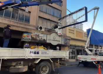 EL MUNICIPIO COMENZÓ CON EL RETIRO DE CARTELERÍA SALIENTE EN EL SECTOR DEL CENTRO