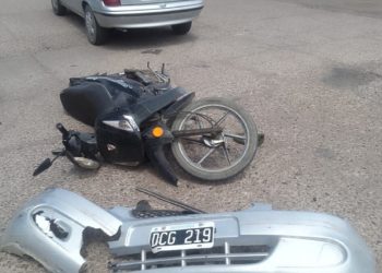 TENIA LA LICENCIA VENCIDA Y CHOCÓ UNA MOTO, EL OCUPANTE ERA POLICÍA
