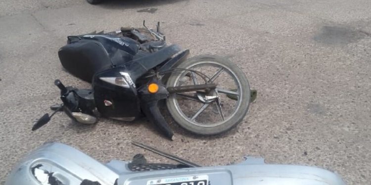 TENIA LA LICENCIA VENCIDA Y CHOCÓ UNA MOTO, EL OCUPANTE ERA POLICÍA