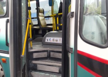 ROMPIÓ A PATADAS LA PUERTA DE UN COLECTIVO PORQUE ESTÁ «CANSADO DE QUE PASEN FUERTE»