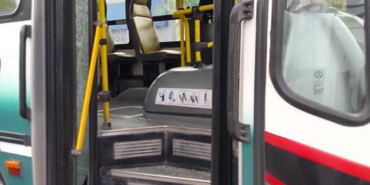 ROMPIÓ A PATADAS LA PUERTA DE UN COLECTIVO PORQUE ESTÁ «CANSADO DE QUE PASEN FUERTE»