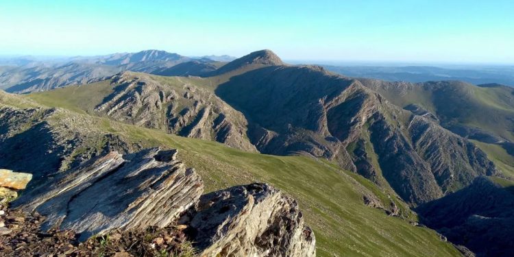 RESCATARON A UN MONTAÑISTA QUE SE FRACTURÓ CUANDO SUBÍA EL CERRO TRES PICOS