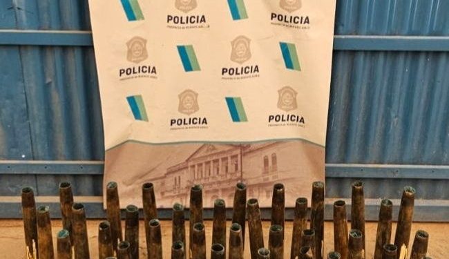 CLAUSURARON UNA CHATERRERÍA DONDE ENCONTRARON 50 VAINAS DE MUNICIÓN DE GUERRA