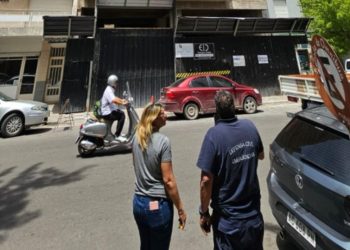 CAYERON MATERIALES DE UN EDIFICIO EN CONSTRUCCIÓN Y UNA BARRA SE INCRUSTRÓ EN UN AUTO