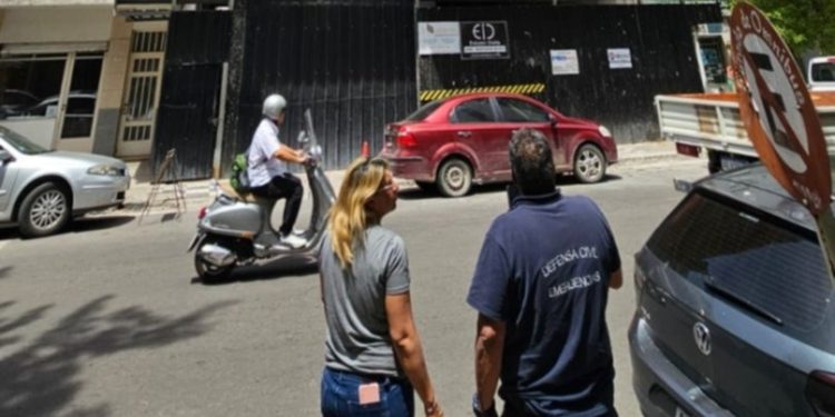 CAYERON MATERIALES DE UN EDIFICIO EN CONSTRUCCIÓN Y UNA BARRA SE INCRUSTRÓ EN UN AUTO