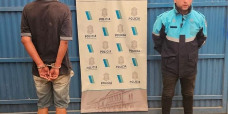 UN HOMBRE FUE ARRESTADO LUEGO DE APUNTARLE CON UN ARMA A SU PAREJA CON SU HIJO EN BRAZOS