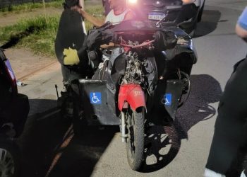 UN HOMBRE EN UNA MOTOCICLETA ADAPTADA CHOCO BORRACHO