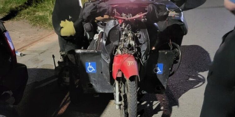 UN HOMBRE EN UNA MOTOCICLETA ADAPTADA CHOCO BORRACHO
