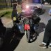 UN HOMBRE EN UNA MOTOCICLETA ADAPTADA CHOCO BORRACHO