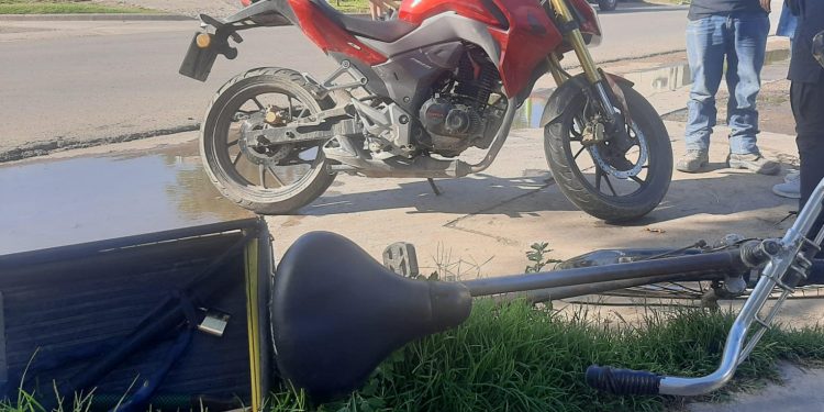 UN CICLISTA Y UN MOTOCICLISTA FUERON HOSPITALIZADOS, LO DESTACADO DE DEFENSA CIVIL