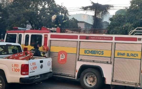UN PRINCIPIO DE INCENDIO EN EL BARRIO UNIVERSITARIO AFECTÓ A UN AUTO