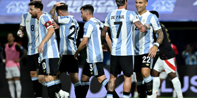LA SELECCIÓN ARGENTINA VENCIÓ 1-0 A PERÚ Y CERRÓ EL 2024 COMO LÍDER DE LAS ELIMINATORIAS