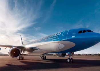 CAMINO A LA PRIVATIZACIÓN: AEROLÍNEAS ARGENTINAS FIRMÓ UN ACUERDO HISTÓRICO CON UNA EMPRESA AÉREA REGIONAL
