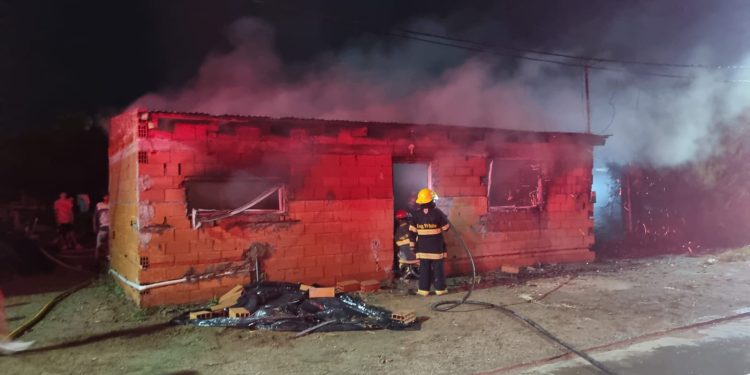 DOS INCENDIOS DEJARON DAÑOS TOTALES Y TRES PERSONAS FUERON ATENDIDAS