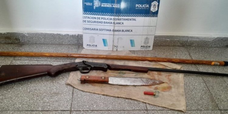 GOLPEÓ A SU MADRE Y LA AMENAZÓ DE MUERTE