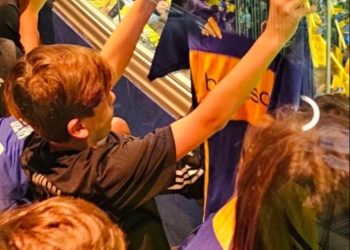 THIAGO MESSI VISITO LA BOMBONERA Y SE PUSO LA CAMISETA DE BOCA