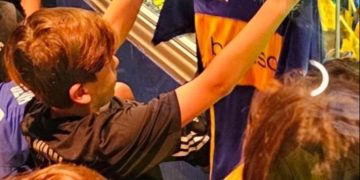 THIAGO MESSI VISITO LA BOMBONERA Y SE PUSO LA CAMISETA DE BOCA