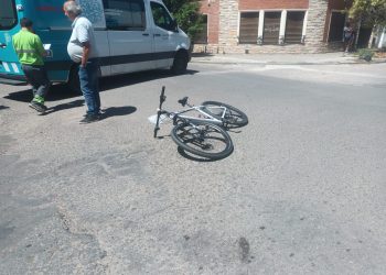 UNA CICLISTA FUE HOSPITALIZADA LUEGO DE CHOCAR CONTRA UN AUTO
