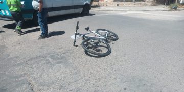 UNA CICLISTA FUE HOSPITALIZADA LUEGO DE CHOCAR CONTRA UN AUTO