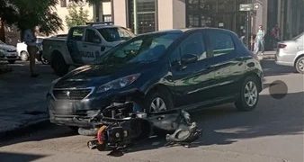 UN AUTO Y UNA MOTO CHOCARON EN EL MACROCENTRO DE LA CIUDAD