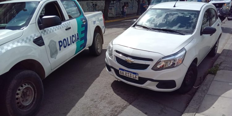 UNA MOTOCICLISTA FUE TRASLADADA AL HOSPITAL LUEGO DE UN CHOQUE EN EL CENTRO DE BAHÍA