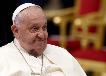 EL PAPA SUFRIÓ UNA CAÍDA Y SE GOLPEÓ LA CARA