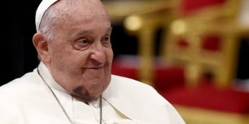 EL PAPA SUFRIÓ UNA CAÍDA Y SE GOLPEÓ LA CARA