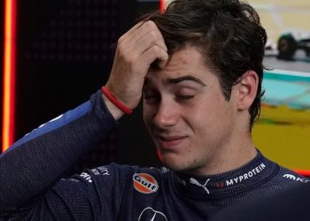 LA EMOCIÓN DE COLAPINTO ANTES DE LA LARGADA Y EL TOQUE RÁPIDAMENTE QUE LO DEJO AFUERA