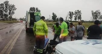 UNA MOTOCICLISTA FUE HOSPITALIZADA LUEGO DE CHOCAR CON UNA CAMIONETA