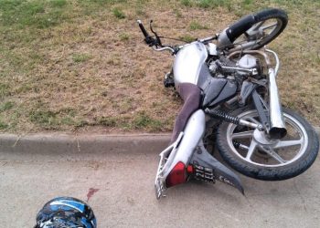 UN MENOR DE 16 AÑOS FUE TRASLADADO EN AMBULANCIA LUEGO DE CHOCAR CON SU MOTO A UN AUTO