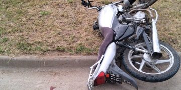UN MENOR DE 16 AÑOS FUE TRASLADADO EN AMBULANCIA LUEGO DE CHOCAR CON SU MOTO A UN AUTO