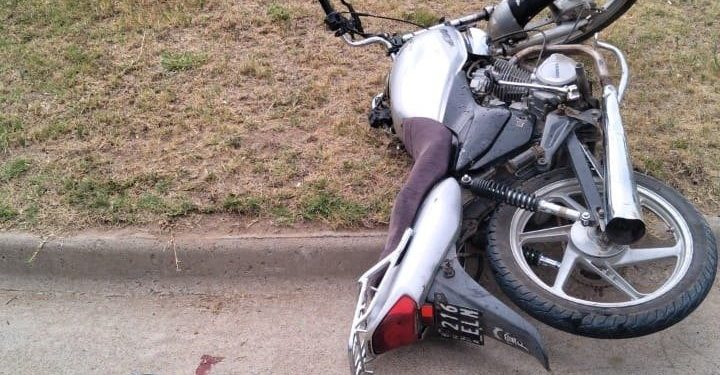 UN MENOR DE 16 AÑOS FUE TRASLADADO EN AMBULANCIA LUEGO DE CHOCAR CON SU MOTO A UN AUTO