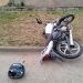 UN MENOR DE 16 AÑOS FUE TRASLADADO EN AMBULANCIA LUEGO DE CHOCAR CON SU MOTO A UN AUTO