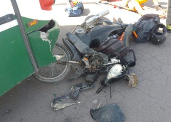 UN MOTOCICLISTA FUE TRASLADADO EN AMBULANCIA LUEGO DE CHOCAR CON UN COLECTIVO