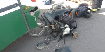 UN MOTOCICLISTA FUE TRASLADADO EN AMBULANCIA LUEGO DE CHOCAR CON UN COLECTIVO