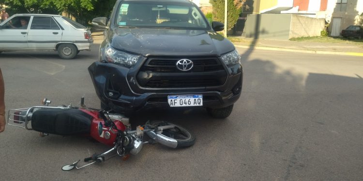 UN MOTOCICLISTA MENOR DE EDAD FUE HOSPITALIZADO POR UN CHOQUE EN VILLA MITRE