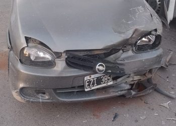 UN CHOQUE ENTRE UN AUTO Y UNA CAMIONETA DEJO DOS HERIDOS