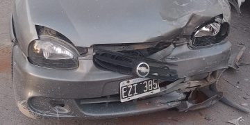UN CHOQUE ENTRE UN AUTO Y UNA CAMIONETA DEJO DOS HERIDOS