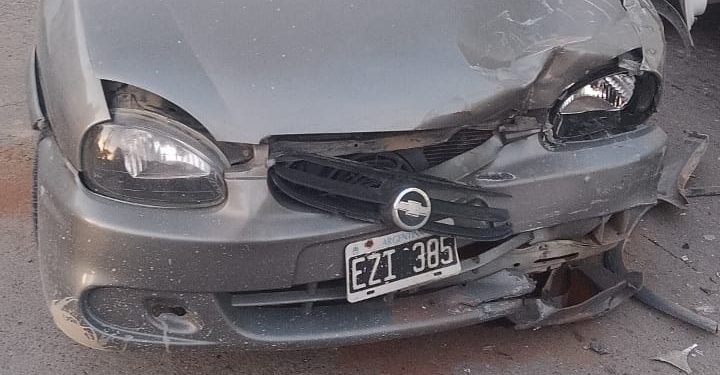 UN CHOQUE ENTRE UN AUTO Y UNA CAMIONETA DEJO DOS HERIDOS