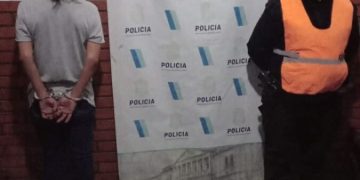 ARRESTAN A UNA MUJER POR PROVOCAR DISTURBIOS EN LA PUERTA DE UN HOTEL