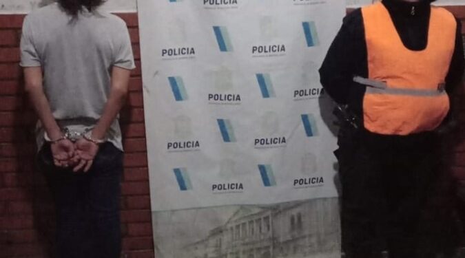 ARRESTAN A UNA MUJER POR PROVOCAR DISTURBIOS EN LA PUERTA DE UN HOTEL