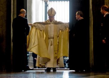 EL PAPA FRANCISCO INAGURÓ LA AGENDA NAVIDEÑA ABRIENDO LA PUERTA SANTA DE LA BASÍLICA DE SAN PEDRO