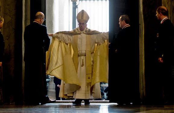 EL PAPA FRANCISCO INAGURÓ LA AGENDA NAVIDEÑA ABRIENDO LA PUERTA SANTA DE LA BASÍLICA DE SAN PEDRO